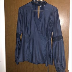 Long sleeve navy blouse with lace detAils and wrap